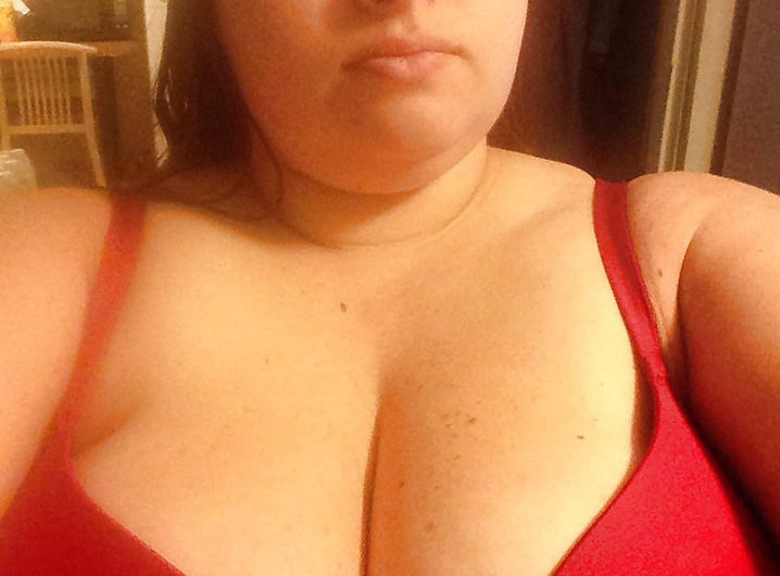 Femme ronde célibataire à Coudekerque-Branche open pour un plan coquin.